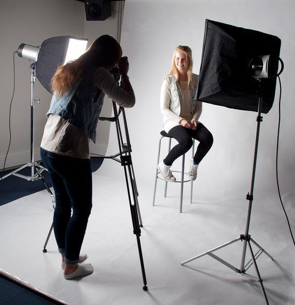 Bilde som viser to elever under praktisk arbeid i skolens fotostudio - Klikk for stort bilde